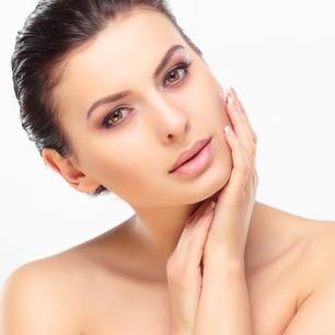 Czy latem można robić peelingi? - peelingi lato probelmy z cerą skóra peeling nawilżanie ochrona złuszczanie naskórka trądzik cera